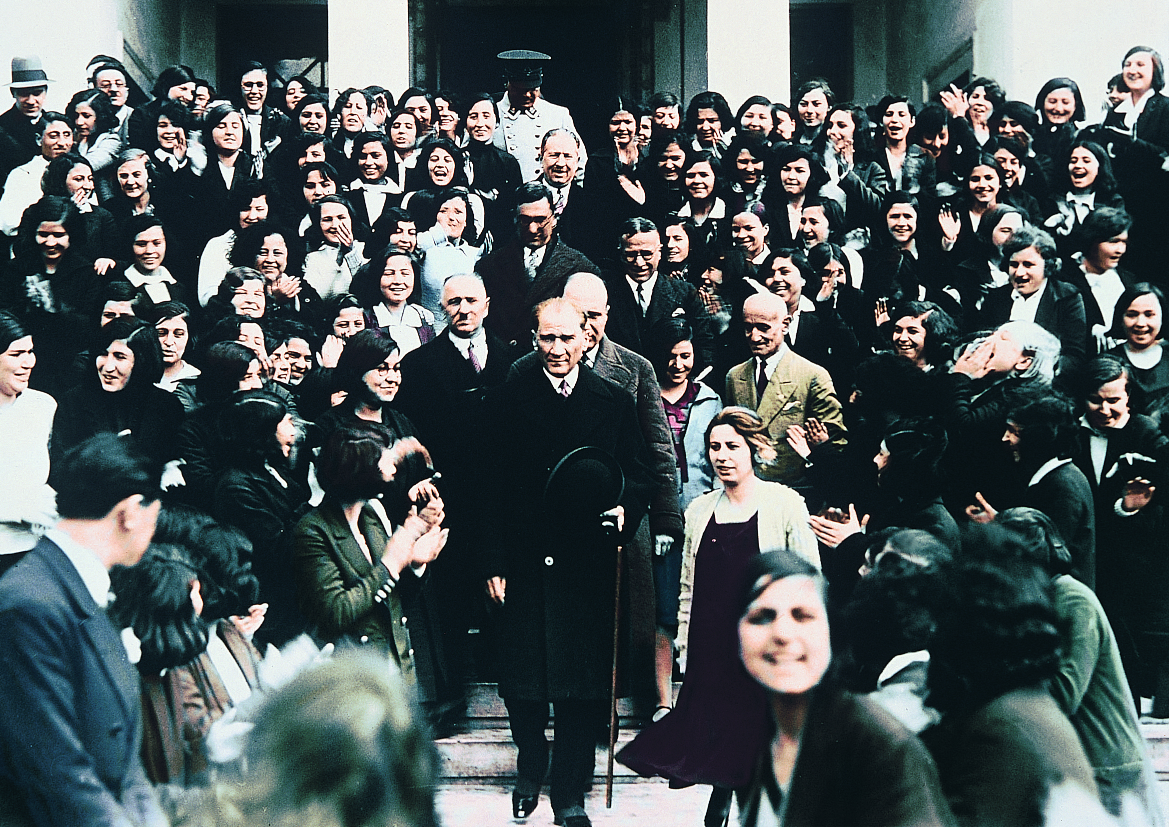 Mustafa Kemal Atatürk beim Besuch der İzmir Kız Lisesi am 1. Februar 1931