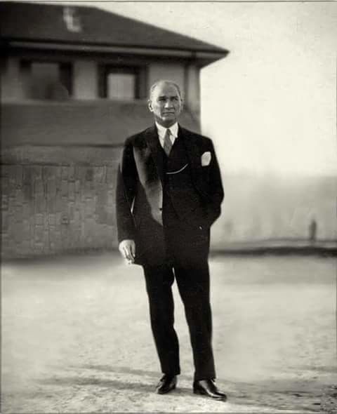 BİTMEYECEK, TÜKENMEYECEK BİR IŞIKTIR ATATÜRK!